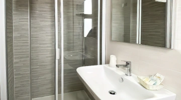 Salle de bain privée avec cabine de douche
