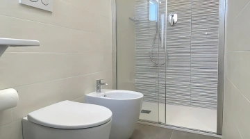 Spacieuse douche à l'italienne dans la salle de bain
