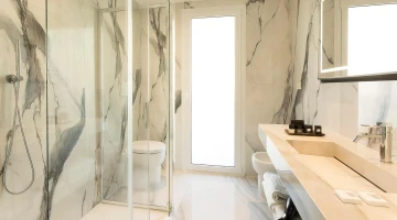 Salle de bain privée avec cabine de douche et set de courtoisie