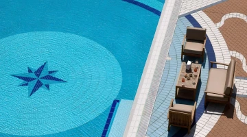 Apéritif au bord de la piscine