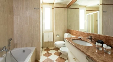Salle de bain avec baignoire et set de courtoisie