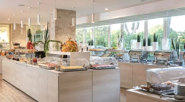 Salle de petit-déjeuner avec buffet