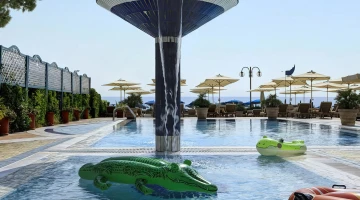 Espace enfants dans la piscine