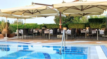 Tables au bord de la piscine
