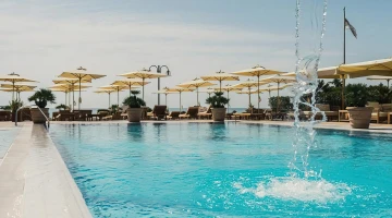 Piscine saisonnière avec solarium