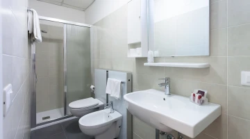 Privates Badezimmer mit Duschkabine