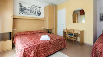 Dreibettzimmer mit Schreibtisch