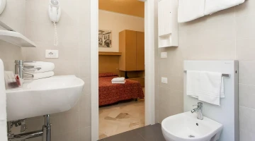 Badezimmer mit wandmontiertem Haartrockner im Zimmer
