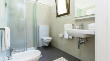 Privates Badezimmer mit Duschkabine
