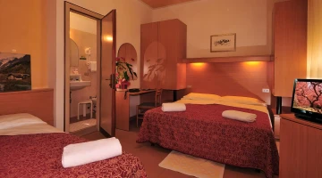 Dreibettzimmer mit eigenem Bad