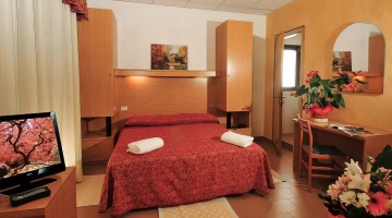 Doppelzimmer mit Schreibtisch
