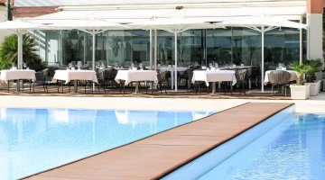 Piscine avec tables extérieures