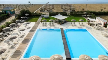 Piscine avec solarium
