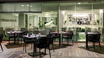 Bar avec tables extérieures