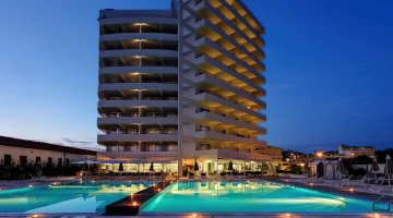 Vue nocturne de l&#39;hôtel avec piscine