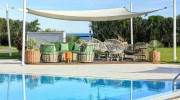 Piscine et gazebo au bord de la piscine