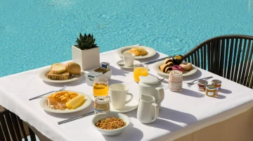 Petit-déjeuner au bord de la piscine