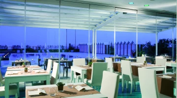 Restaurant avec vue sur la piscine