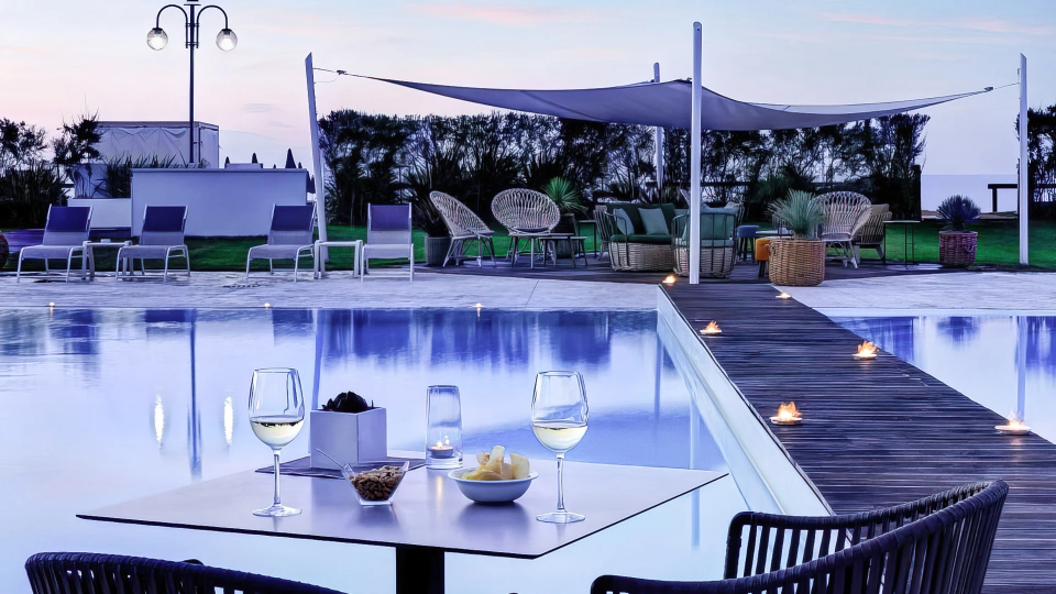 Apéritif au bord de la piscine