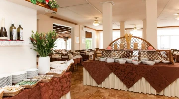 Eingang zum Restaurantraum mit Buffet