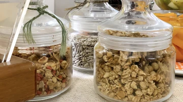 Müsli und Trockenfrüchte zum Frühstück