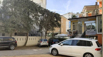 Nicht überdachter Parkplatz vor Ort