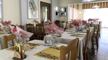 Restaurantraum für Mahlzeiten eingerichtet