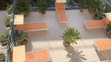 Terrasse mit Sonnenliegen ausgestattet