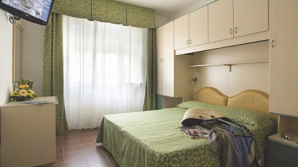 Doppelzimmer mit TV und Schreibtisch