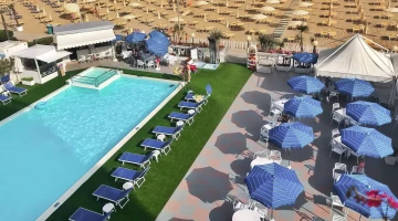 Schwimmbad mit Solarium