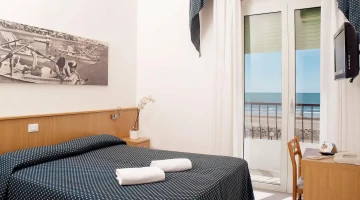 Zimmer mit Balkon