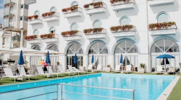 Schwimmbad auf der Terrasse