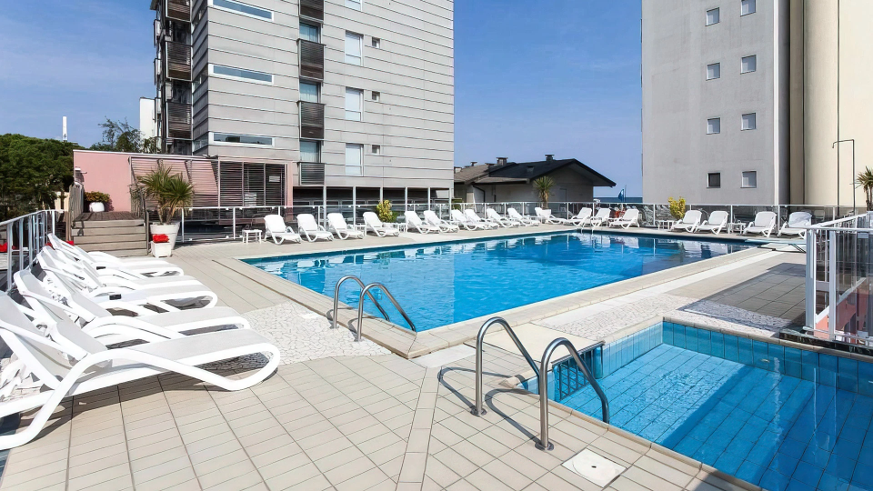 Hotel with swimming pool and solarium
