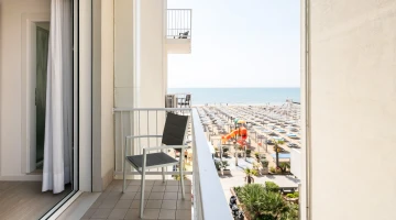 Vista mare laterale da un balcone
