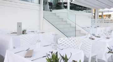 Tavoli all'aperto del ristorante fronte mare