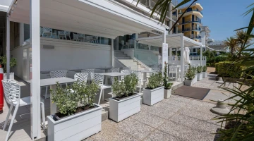 Terrazza con tavolini