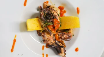 Piatto di pesce al ristorante