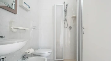 Bagno con box doccia
