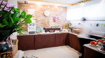 Prodotti dolci e salati al buffet della colazione