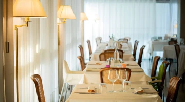 Tavoli apparecchiati al ristorante