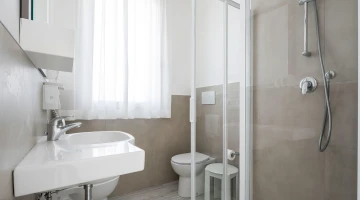 Bagno con box doccia e phon