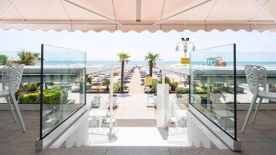 Terrazza con accesso alla spiaggia