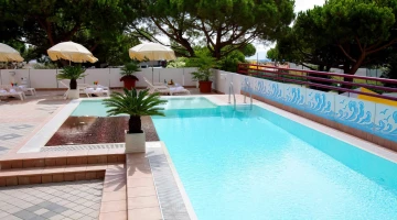 Swimming pool with hydromassage