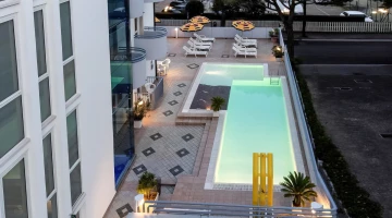Swimming pool with solarium area