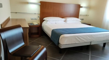 Double bed in Suite