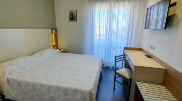 Double room with TV and desk