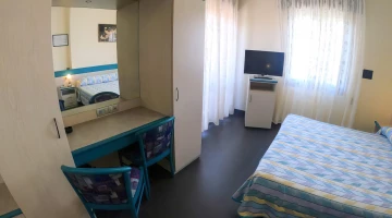 Quadruple room with TV and desk