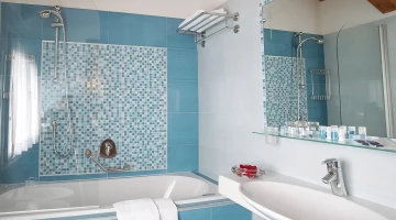 Bathroom with Jacuzzi in Junior Suite