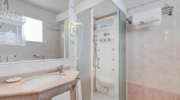 Bathroom with hydromassage shower in Moonlight plus