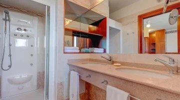 Bathroom of a Soleil plus Suite room